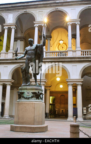 L'Italie, Lombardie, Milan, Académie d'Art Brera, Cour avec statue de Napoléon par Antonio Canova Banque D'Images