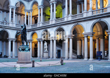 L'Italie, Lombardie, Milan, Académie d'Art Brera, Cour avec statue de Napoléon par Antonio Canova Banque D'Images