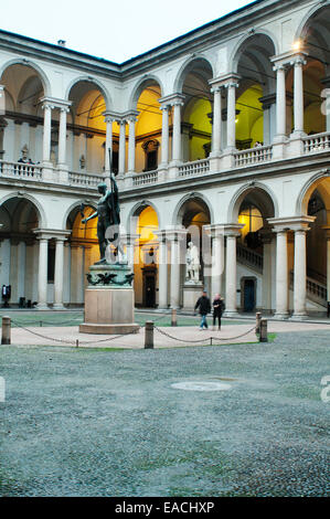 L'Italie, Lombardie, Milan, Académie d'Art Brera, Cour avec statue de Napoléon par Antonio Canova Banque D'Images