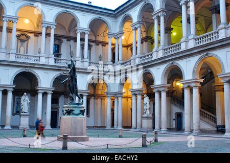 L'Italie, Lombardie, Milan, Académie d'Art Brera, Cour avec statue de Napoléon par Antonio Canova Banque D'Images