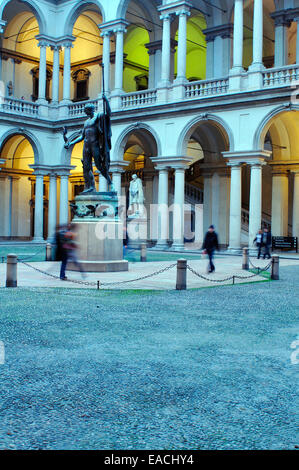 L'Italie, Lombardie, Milan, Académie d'Art Brera, Cour avec statue de Napoléon par Antonio Canova Banque D'Images