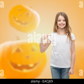 Smiling little girl in white t-shirt blanc Banque D'Images