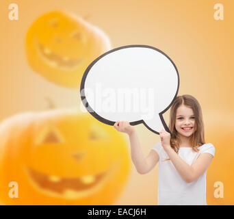 Smiling little girl holding big white bulle de texte Banque D'Images