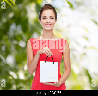 Smiling woman in dress élégante avec panier Banque D'Images