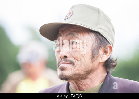 Homme de la région de Riverside. sur deux jours de croisière sur un bateau lent le long de la rivière du Mékong, Laos, Asie du Sud Est, Asie, Banque D'Images