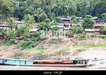 Rivière village. sur un deux journée croisière en bateau le long de ferry lent Mékong,Laos,l'Asie du Sud, Asie, Banque D'Images