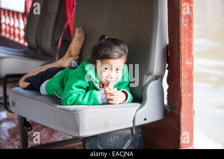 Fille locale sur un siège sur deux journée croisière en bateau ferry lent le long de la rivière du Mékong, Laos, Asie du Sud Est, Asie, Banque D'Images