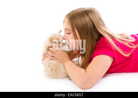 Kid blonde fille avec chien chiot chihuahua heureux jouer détendue couché sur fond blanc Banque D'Images