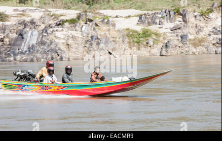 Hors-bord dangereux. Photo de bateau sur deux jours de croisière sur un bateau lent le long de la rivière du Mékong, Laos, Asie du Sud Est, Asie, Banque D'Images