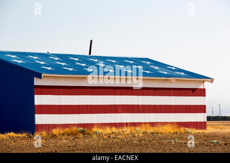 Une grange agriculteurs patriotique près de Fresno, Californie, USA. Banque D'Images