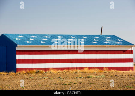 Une grange agriculteurs patriotique près de Fresno, Californie, USA. Banque D'Images