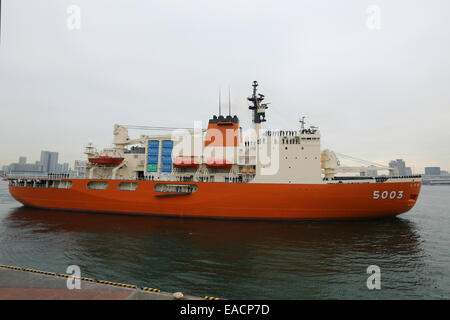 Tokyo, Japon. 11Th Nov, 2014. "Brise-glace de la marine japonaise' hirase Harumi pier laisse sur son chemin pour l'activité d'observation de l'Antarctique à Tokyo, Japon, 11 novembre 2014. Credit : Yuriko Nakao /AFLO/Alamy Live News Banque D'Images