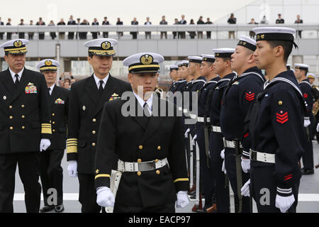 Tokyo, Japon. 11Th Nov, 2014. Tomohisa Takei (3L), chef de la Force d'autodéfense maritime du Japon, avis de la garde d'honneur au cours d'une cérémonie de départ au sommet du brise-glace de la marine japonaise 'Shirase' avant de quitter le quai Harumi à Tokyo, Japon, pour une activité d'observation de l'Antarctique le 11 novembre 2014. Credit : Yuriko Nakao /AFLO/Alamy Live News Banque D'Images