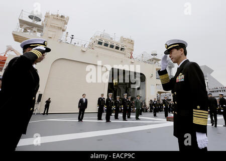 Tokyo, Japon. 11Th Nov, 2014. Tomohisa Takei (3L), chef de la Force d'autodéfense maritime du Japon, avis de la garde d'honneur au cours d'une cérémonie de départ au sommet du brise-glace de la marine japonaise 'Shirase' avant de quitter le quai Harumi à Tokyo, Japon, pour une activité d'observation de l'Antarctique le 11 novembre 2014. Credit : Yuriko Nakao /AFLO/Alamy Live News Banque D'Images