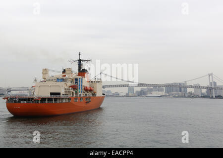 Tokyo, Japon. 11Th Nov, 2014. "Brise-glace de la marine japonaise' hirase Harumi pier laisse sur son chemin d'une activité d'observation de l'Antarctique à Tokyo, Japon, 11 novembre 2014. Credit : Yuriko Nakao /AFLO/Alamy Live News Banque D'Images