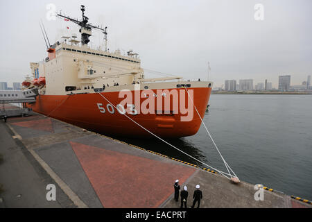 Tokyo, Japon. 11Th Nov, 2014. Brise-glace de la marine japonaise 'Shirase" est amarré au quai Harumi avant de partir pour une activité d'observation de l'Antarctique à Tokyo, Japon, 11 novembre 2014. Credit : Yuriko Nakao /AFLO/Alamy Live News Banque D'Images