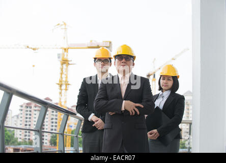 L'équipe de l'architecte asiatique en discussion sur chantier Banque D'Images