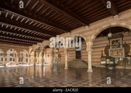 La Loggia del Lionello 15e siècle dans la région de Liberty Square à Udine en Italie. Ceci a été construit entre 1448 et 1457 dans Venetian-Goth Banque D'Images