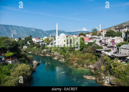 Une vue de l'ancien pont de Mostar Banque D'Images