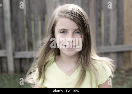 Kid blonde girl happy smiling portrait à l'extérieur jardin Banque D'Images