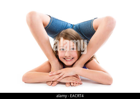 Contorsionniste flexible kid girl playing heureux sur fond blanc Banque D'Images