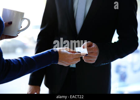 Concept de carte de visite d'échange tourné entre l'homme et la femme Banque D'Images