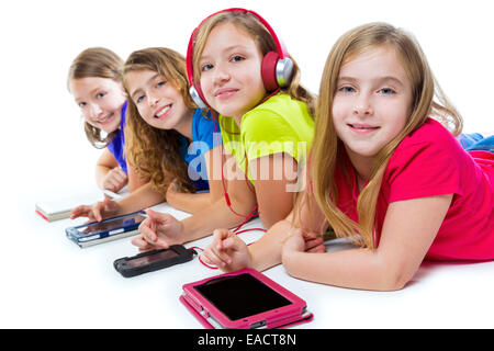 Sœurs cousins kid filles avec des comprimés de haute technologie et smatphones consécutive couché sur fond blanc Banque D'Images
