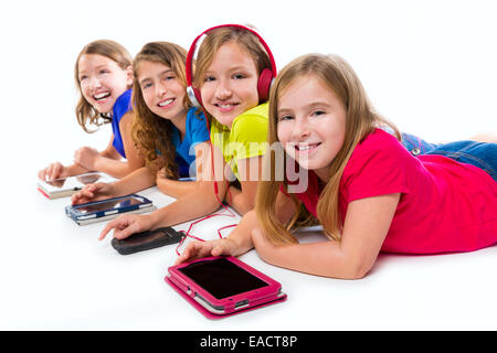 Sœurs cousins kid filles avec des comprimés de haute technologie et smatphones consécutive couché sur fond blanc Banque D'Images