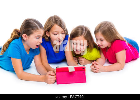 Sœurs cousins kid filles avec tech tablette pc jouer heureux couché sur fond blanc Banque D'Images