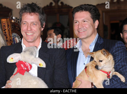 Salzbourg, Autriche. 11Th Nov, 2014. L'acteur britannique Hugh Grant pose (L) et Francis Fulton-Smith posent avec des animaux à un affichage traditionnel de Noël du Gut Aiderbichl refuge pour animaux à Salzbourg, Autriche. Le 06 décembre 2014 le spectacle 'avènement de Aiderbichl" sera diffusé sur la station de télévision ORF 2 avec un rapport sur l'affichage de Noël. L'animal sanctuary abrite des animaux qui proviennent de situations tristes. Dpa : Crédit photo alliance/Alamy Live News Banque D'Images