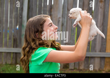 Kid girl avec chiot chihuahua animaux heureux avec jeu de plein air en levrette Banque D'Images