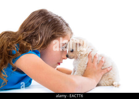 Kid girl détendue et chiot chihuahua dog lying heureux Vue de profil sur fond blanc Banque D'Images