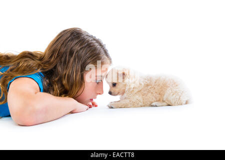 Kid girl détendue et chiot chihuahua dog lying heureux Vue de profil sur fond blanc Banque D'Images