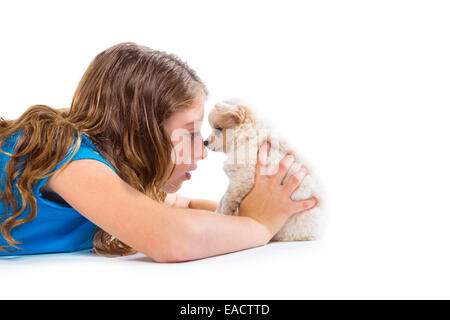 Kid girl détendue et chiot chihuahua dog lying heureux Vue de profil sur fond blanc Banque D'Images