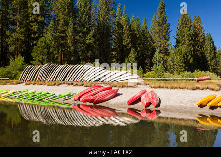 Bateaux sur le bord du lac Hume à Sequoia National Park, Californie, USA. Banque D'Images