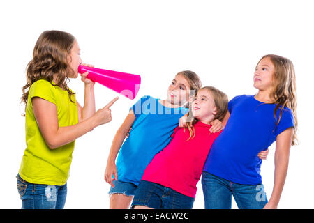 Leader mégaphone kid girl crier parlant à des amis sur fond blanc le leadership politique Banque D'Images