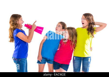 Leader mégaphone kid girl crier parlant à des amis sur fond blanc le leadership politique Banque D'Images