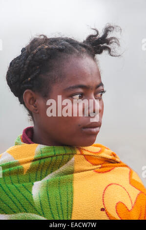 Femme Malgache enveloppé dans une couverture, Morondava, la province de Toliara, Madagascar Banque D'Images