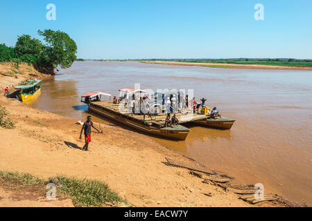 Quatre roues motrices voiture sur un ferry près de Belo sur Tsiribihina, Morondava, la province de Toliara, Madagascar Banque D'Images