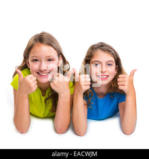 Deux filles enfants heureux ok Thumbs up expression geste posé sur fond blanc Banque D'Images