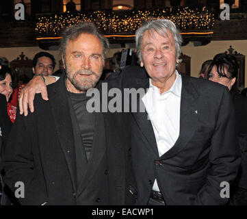 Salzbourg, Autriche. 11Th Nov, 2014. Acteurs Alain Delon (R) et Franco Nero sur un écran traditionnel de Noël du Gut Aiderbichl refuge pour animaux à Salzbourg, Autriche. Le 06 décembre 2014 le spectacle 'avènement de Aiderbichl" sera diffusé sur la station de télévision ORF 2 avec un rapport sur l'affichage de Noël. L'animal sanctuary abrite des animaux qui proviennent de situations tristes. Dpa : Crédit photo alliance/Alamy Live News Banque D'Images