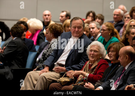 College Station, Texas, USA. 11 novembre, 2014. L'ancien président américain George H. W. Bush écoute avec son épouse Barbara Bush comme son fils l'ancien président George W. Bush parle de son dernier livre, '41 Un portrait de mon père" au cours d'un livre à la bibliothèque de Bush à la Texas A&M University. Credit : Bob Daemmrich/Alamy Live News Banque D'Images