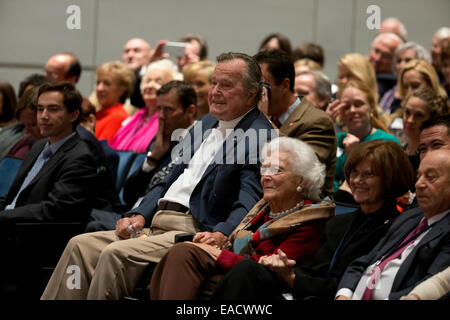 College Station, Texas, USA. 11 novembre, 2014. L'ancien président américain George H. W. Bush écoute avec son épouse Barbara Bush comme son fils l'ancien président George W. Bush parle de son dernier livre, '41 Un portrait de mon père" au cours d'un livre à la bibliothèque de Bush à la Texas A&M University. Credit : Bob Daemmrich/Alamy Live News Banque D'Images