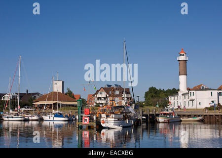 Port et un phare, l'île de Poel, Timmendorf, Mecklenburg-Vorpommern, Allemagne Banque D'Images