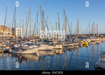 Bateaux dans le port de Puerto de Mogan, Grande Canarie, Îles Canaries, Espagne Banque D'Images