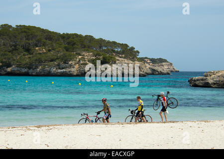 Coureurs marcher le long de la plage, Cala Mondrago, Santanyi, Majorque, Îles Baléares, Espagne Banque D'Images