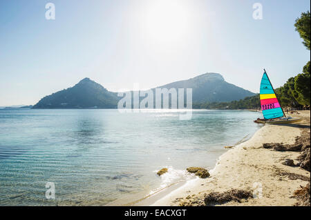 Bateau à voile et de la plage, Playa de Formentor, Cap de Formentor, Pollença, Majorque, Îles Baléares, Espagne Banque D'Images