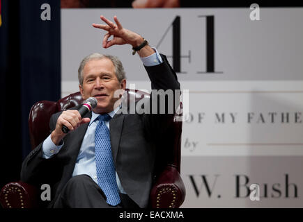 College Station, Texas, USA. 11 novembre, 2014. L'ancien président américain George W. Bush parle de son dernier livre, '41 Un portrait de mon père" au cours d'un livre à la bibliothèque de Bush à la Texas A&M University. Le père de Bush, l'ancien président George H. W. Bush et son épouse Barbara ont été dans l'auditoire. Credit : Bob Daemmrich/Alamy Live News Banque D'Images