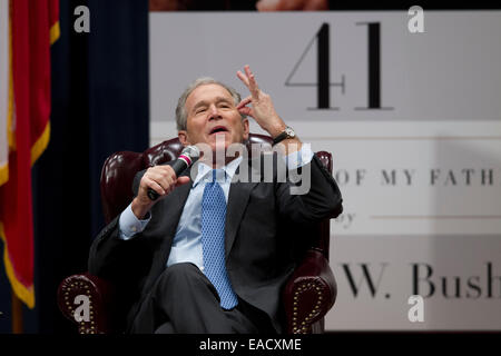 College Station, Texas, USA. 11 novembre, 2014. L'ancien président américain George W. Bush parle de son dernier livre, '41 Un portrait de mon père" au cours d'un livre à la bibliothèque de Bush à la Texas A&M University. Le père de Bush, l'ancien président George H. W. Bush et son épouse Barbara ont été dans l'auditoire. Credit : Bob Daemmrich/Alamy Live News Banque D'Images