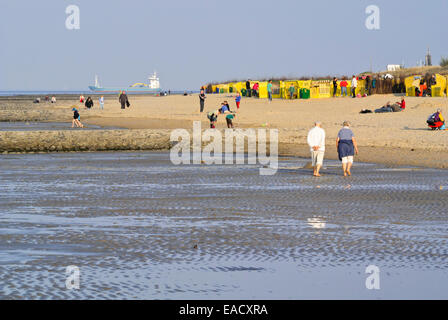 Les touristes sur la plage, Cuxhaven, Allemagne Banque D'Images